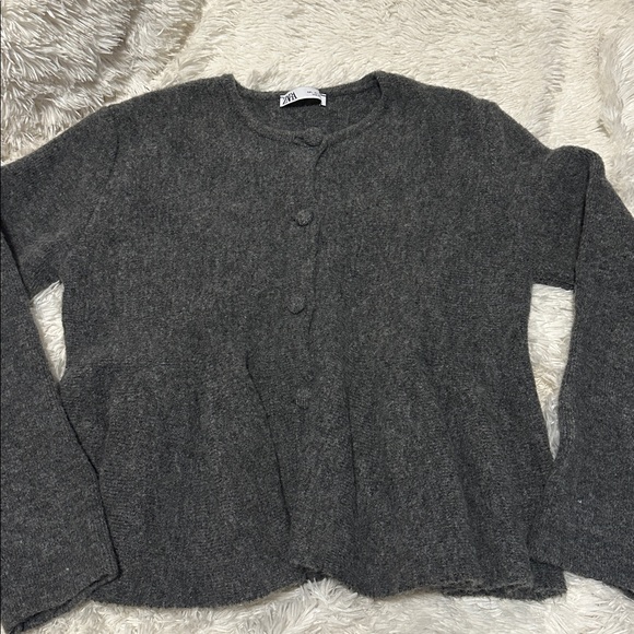 🍁Sweater weather NWOT! Zara Charcoal Peplum Cardigan - Picture 4 of 11